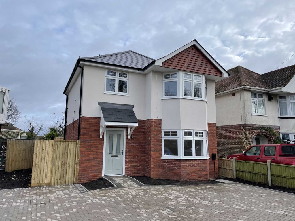 New home, 3 bed detached house for sale in Leybourne Avenue