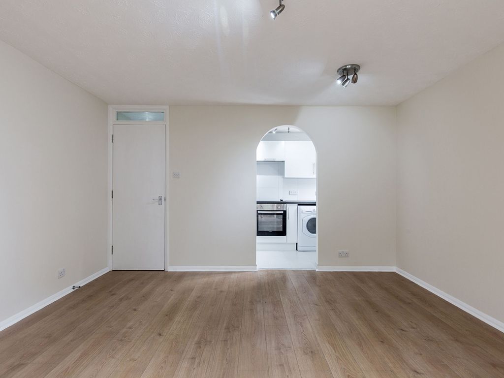 2 bed flat to rent in Bushey Grove Road, Bushey WD23, £1,495 pcm Zoopla