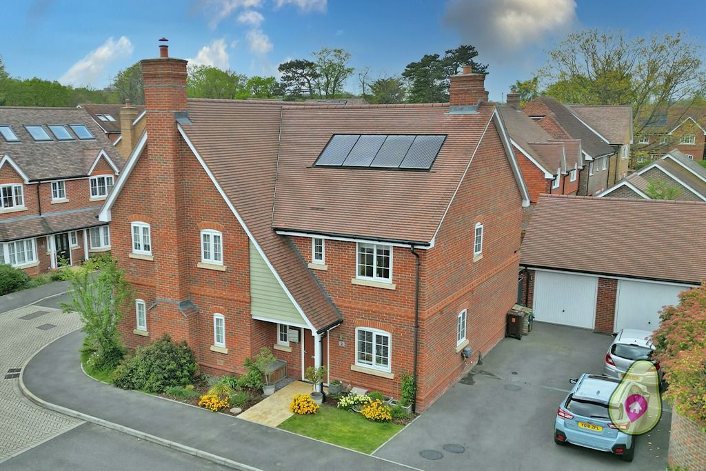 3 bed semidetached house for sale in Folly Avenue, Wokingham