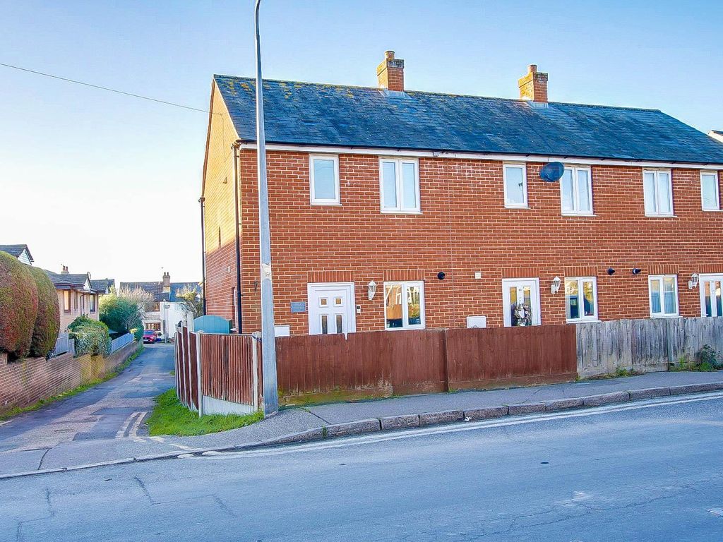 2 bed end terrace house for sale in Harwich Road, Mistley, Manningtree
