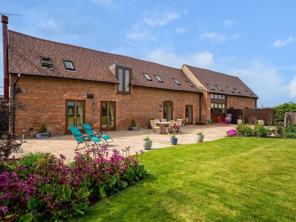 3 bed barn conversion for sale in Huddington Hill Farm, Huddington