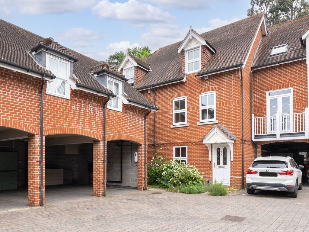 4 bed town house for sale in Chartwood Place, Dorking RH4 Zoopla