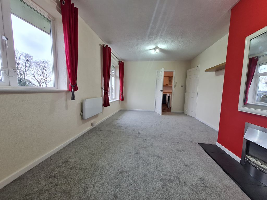 2 bed flat to rent in Tinshill Lane, Tinshill, Horsforth, Leeds LS16, £