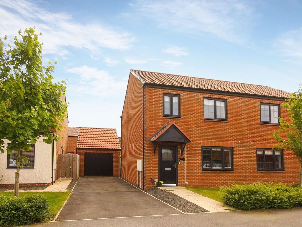 3 bed semidetached house for sale in Hundleby Court, St. Nicholas