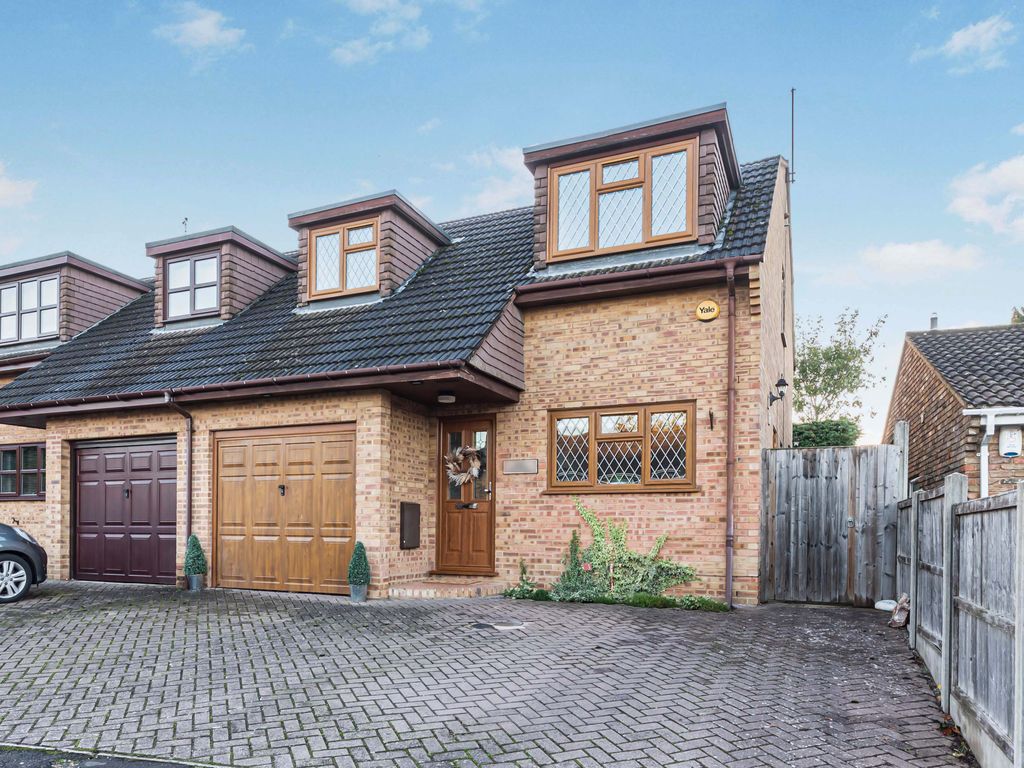 4 bed semidetached house for sale in Cranmer Close, Tilehurst, Reading