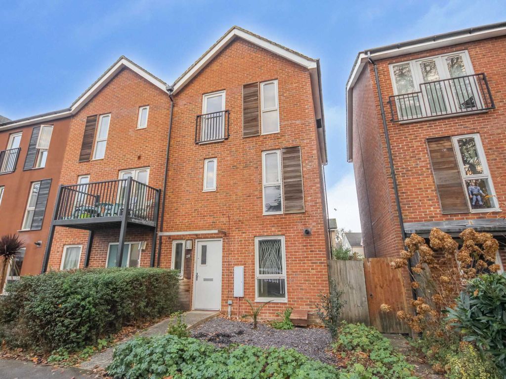 4 bed town house for sale in Halifax Road, Bracknell RG12, £450,000