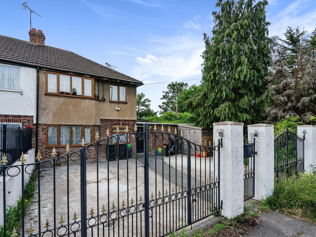 3 bed end terrace house for sale in Broomstick Hall Road, Waltham Abbey