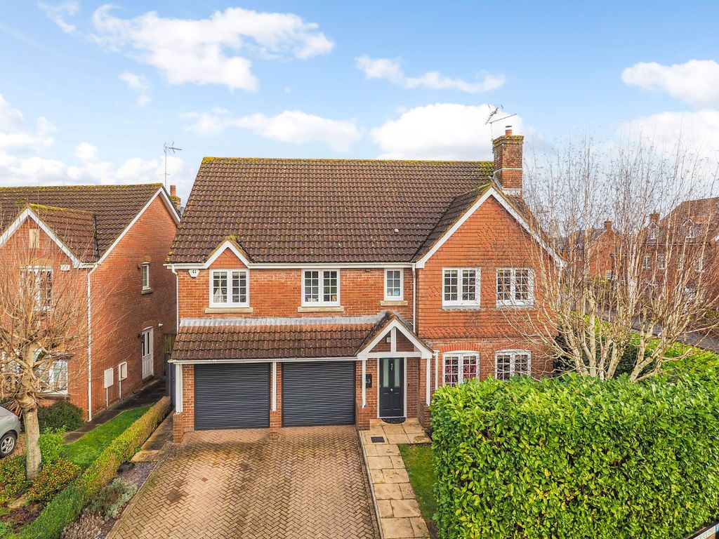 5 bed detached house for sale in Shipley Close, Alton, Hampshire GU34