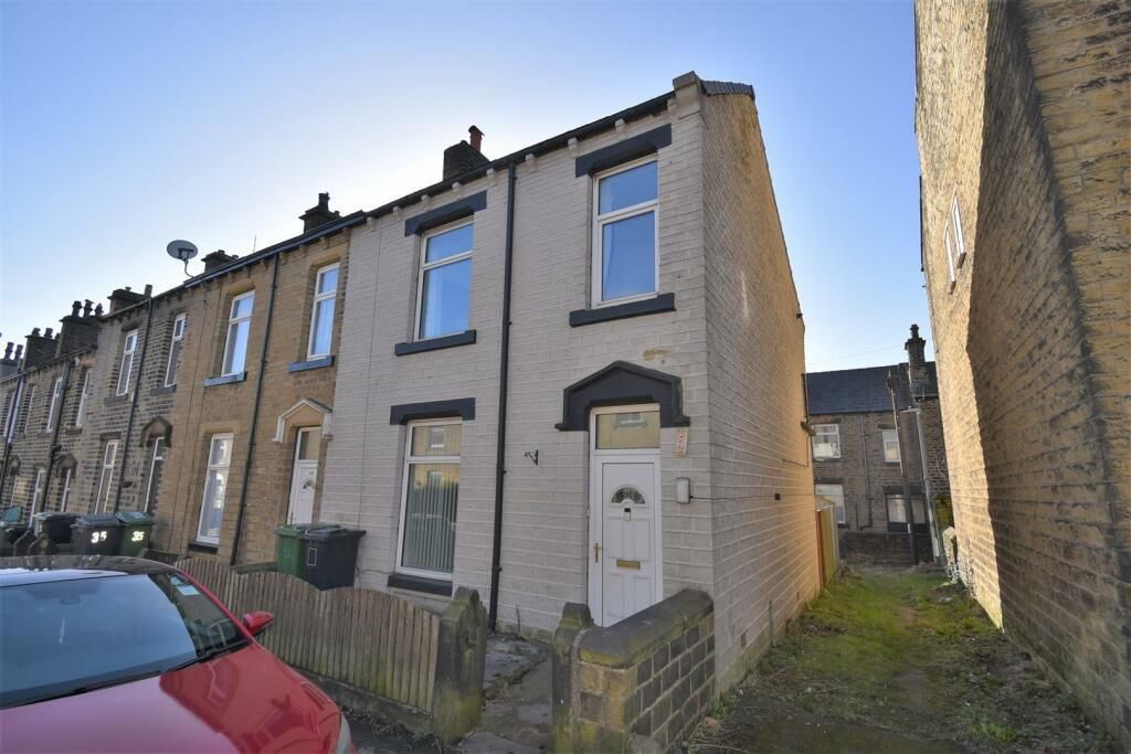 3 bed terraced house to rent in Wellington Street, Lindley