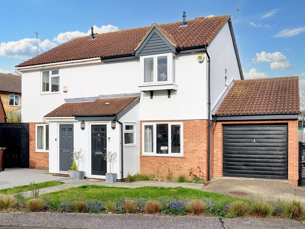 3 bed semidetached house for sale in Burgess Field, Chelmer Village