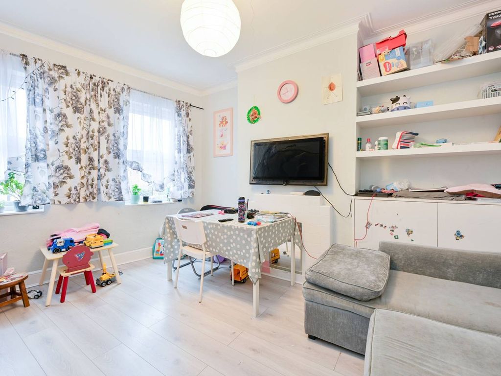 2 bed flat for sale in South Ealing Road, South Ealing, London W5, £375,000 Zoopla