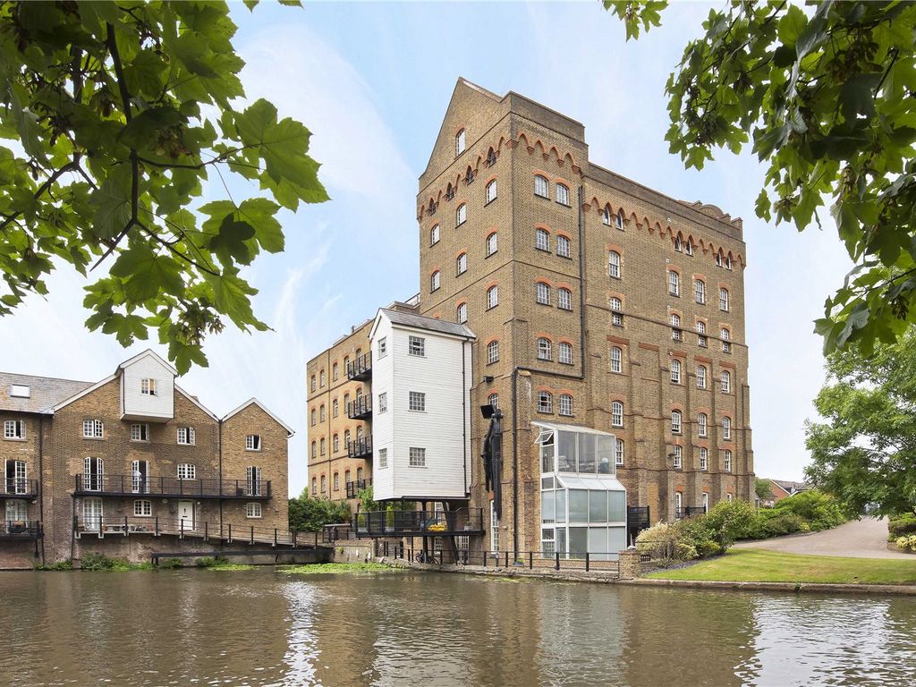 2 bed flat to rent in Bourneside Road, Addlestone, Surrey KT15 Zoopla