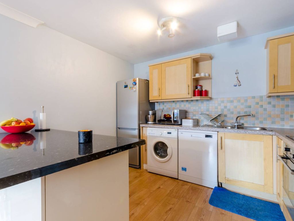 2 bed flat to rent in Cleeve Way, Sutton SM1 Zoopla