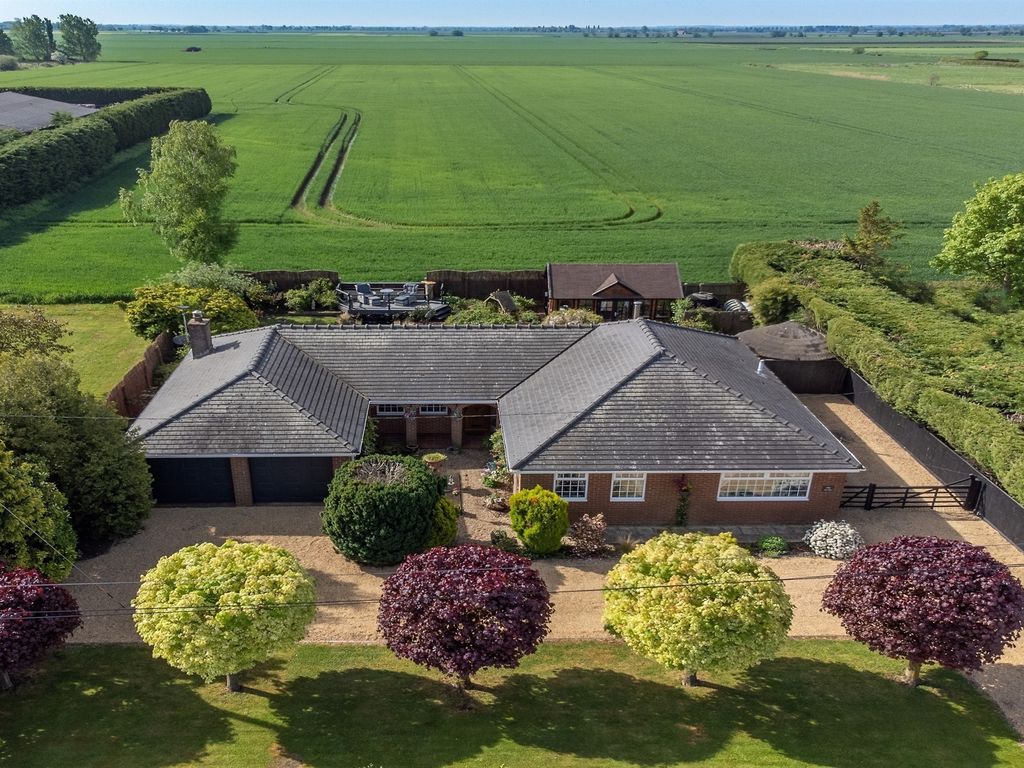 3 bed detached bungalow for sale in Hillrow Causeway, Haddenham, Ely