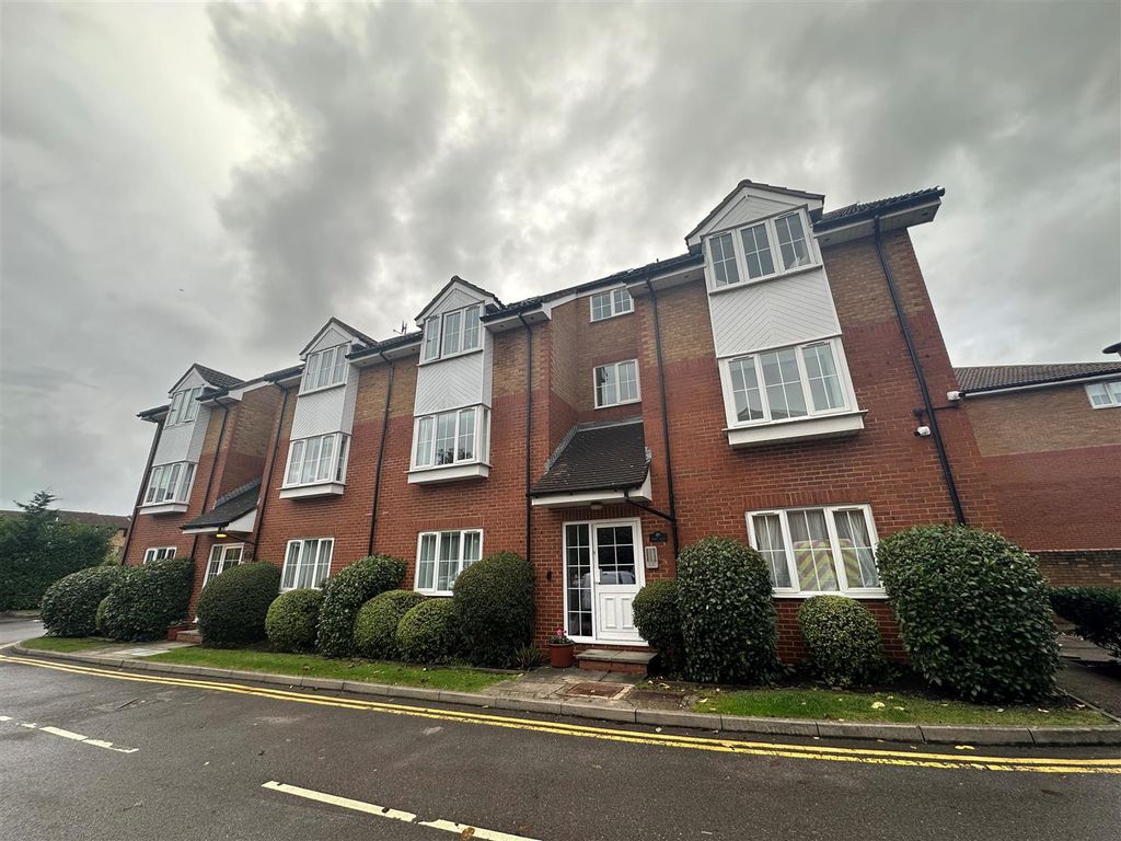 Studio to rent in Holm Oak Park, Hagden Lane, Watford WD18, £925 pcm