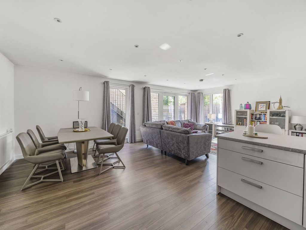 3 bed detached house to rent in Farnsworth Drive, Edgware HA8, £2,800