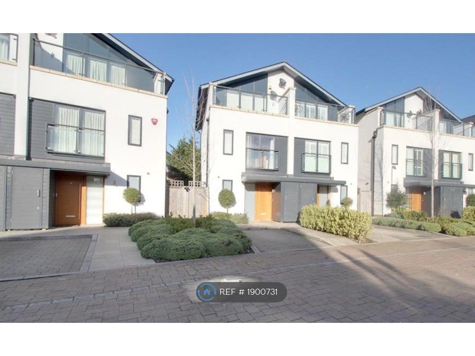 3 bed semidetached house to rent in Godwin Terrace, Romford RM3, £