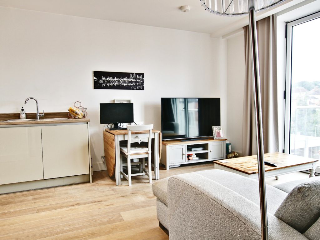 1 bed flat to rent in Berwick House, Knoll Rise, Orpington BR6, £1,350