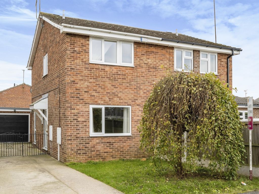 3 bed semidetached house for sale in Rolling Dales Close, Maltby