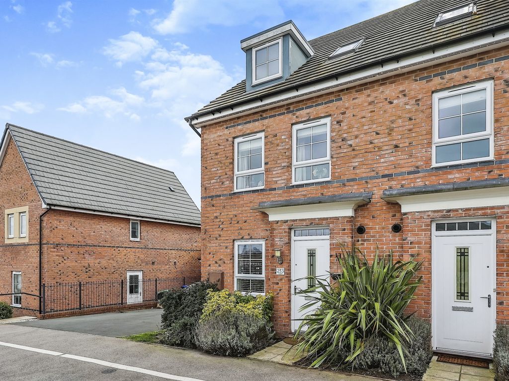 3 bed semidetached house for sale in Kenbrook Road, Hucknall