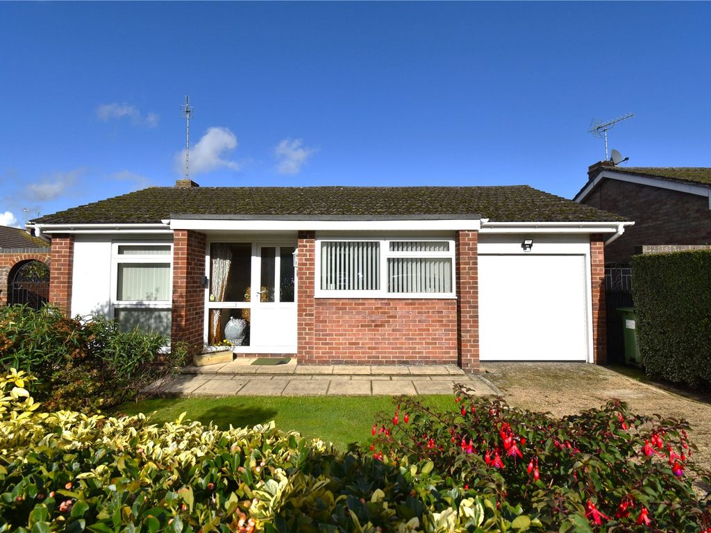 2 bed detached bungalow for sale in Abbey Close, Newbury, Berkshire