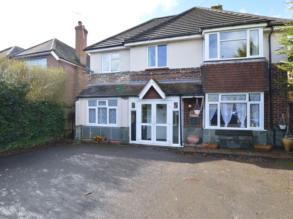 5 bed detached house to rent in Bagshot Road, Knaphill, Woking, Surrey