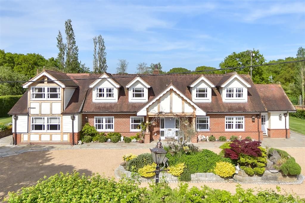 4 bed detached bungalow for sale in De Beauvoir Chase, Downham