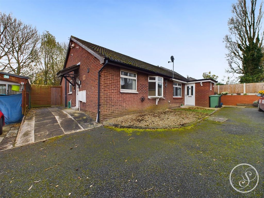2 bed semidetached bungalow for sale in Grange Fields Road, Leeds LS10