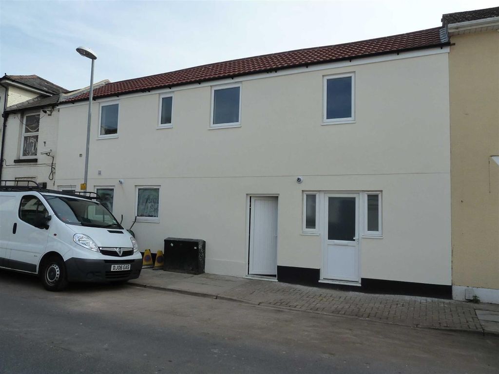 2 bed terraced house to rent in Stansted Road, Southsea PO5, £1,000 pcm