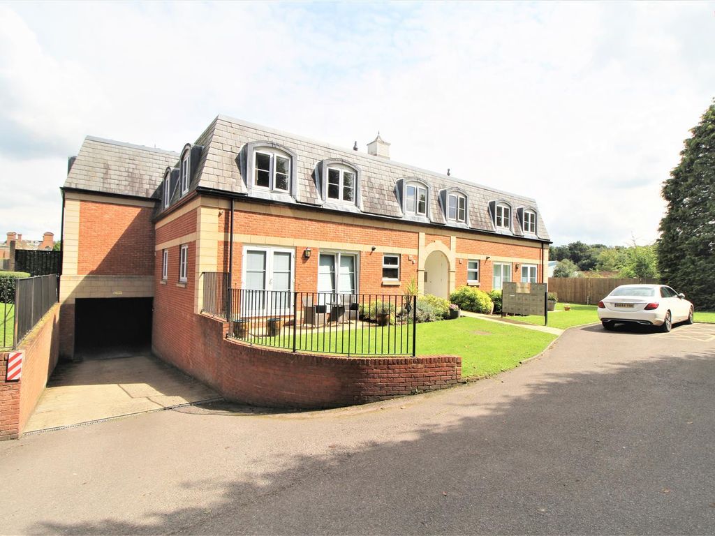 2 bed flat to rent in Crabbett Park, Worth, Crawley RH10, £1,350 pcm