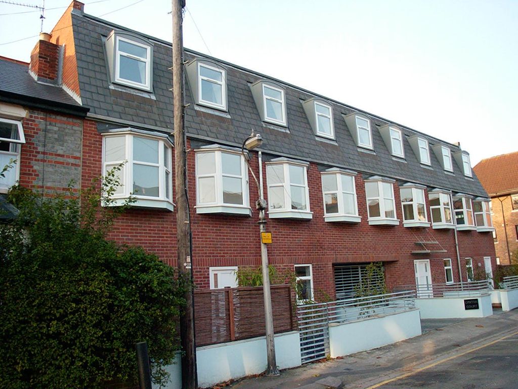 1 bed flat to rent in Lynton Court, Reading RG1, £1,100 pcm Zoopla