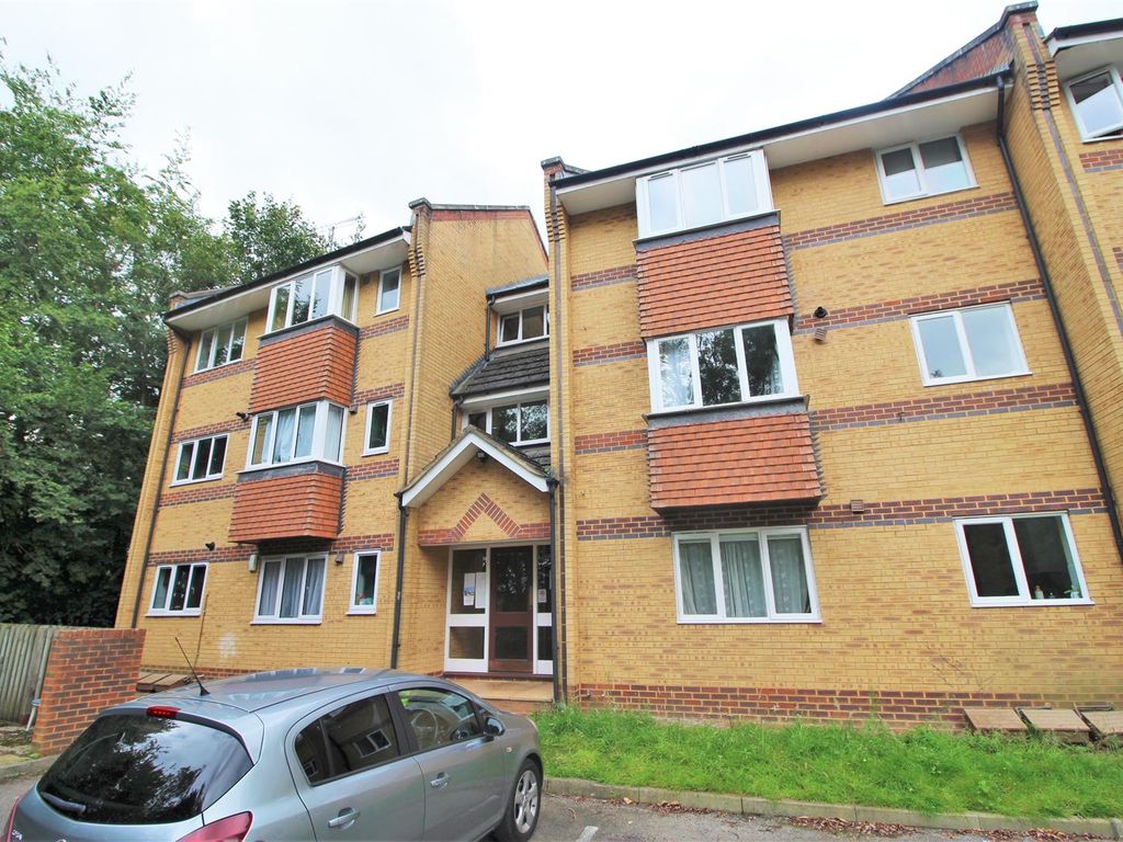 1 bed flat for sale in Armour Hill, Tilehurst, Reading RG31, £180,000