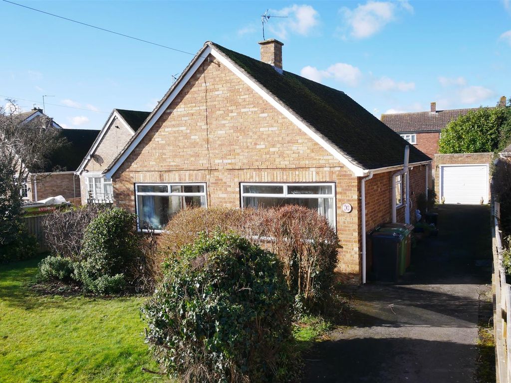 2 bed detached bungalow for sale in Cinnamon Close, Chalgrove, Oxford