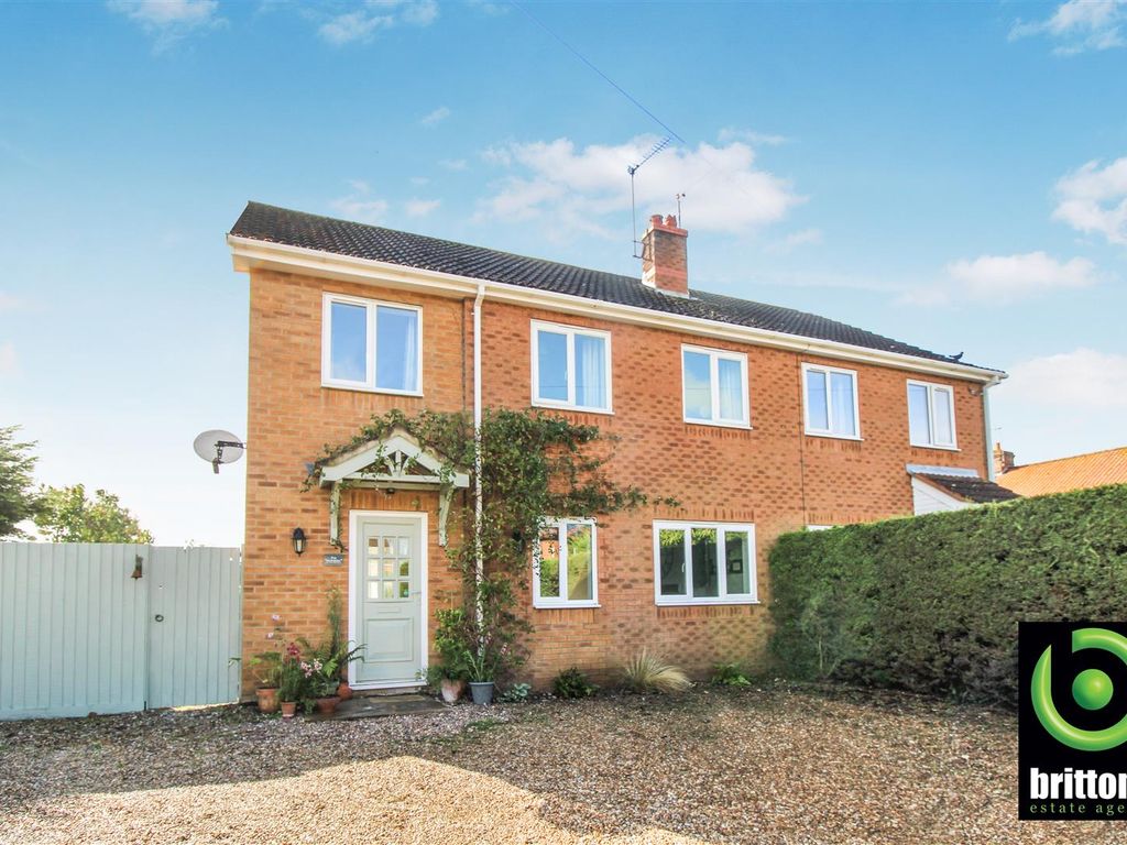 5 bed semidetached house for sale in Vong Lane, Pott Row, King's Lynn