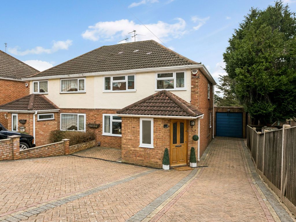 3 bed semidetached house for sale in Redriff Close, Off Clare Road