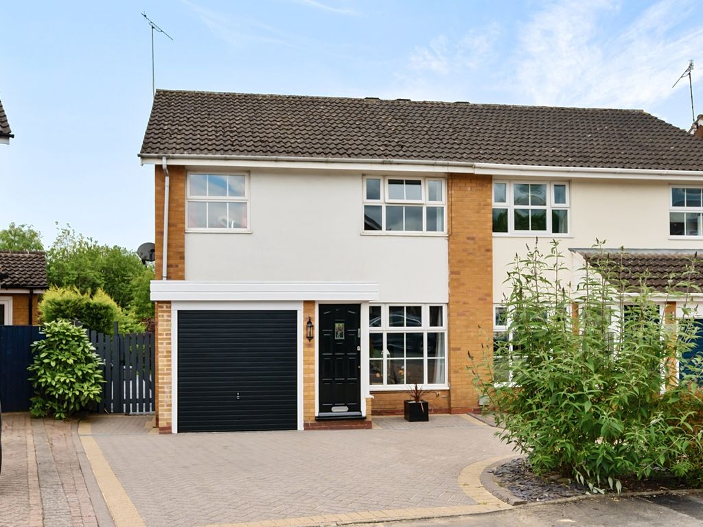 3 bed semidetached house for sale in Lyster Close, Warwick