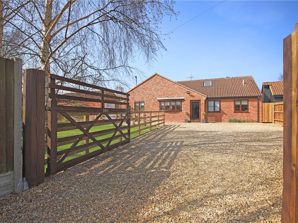 5 bed detached house for sale in Highfields Road, Highfields, Caldecote