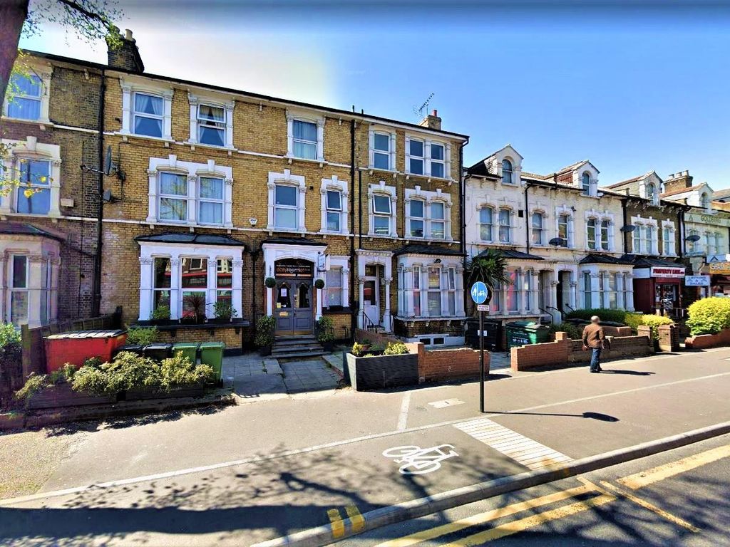 1 bed flat to rent in First Floor Flat, Hoe Street, Walthamstow E17, £