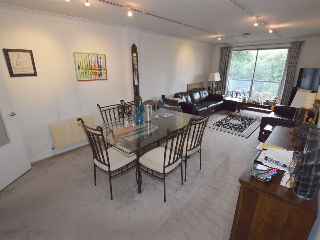 2 bed flat to rent in Verulam Court, Woolmead Avenue, London NW9, £