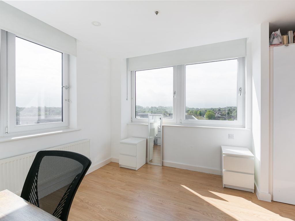 2 bed flat to rent in Trafford House, Cherrydown East, Basildon SS16, £