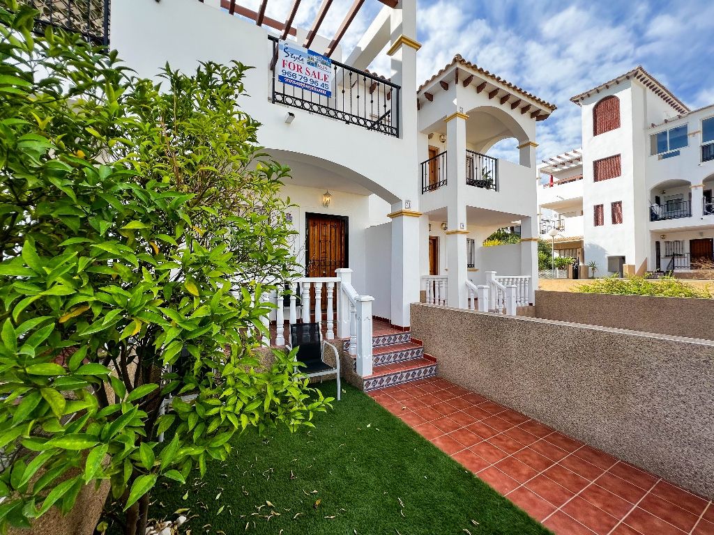 Town house for sale in Punta Prima, Alicante / Costa Blanca South
