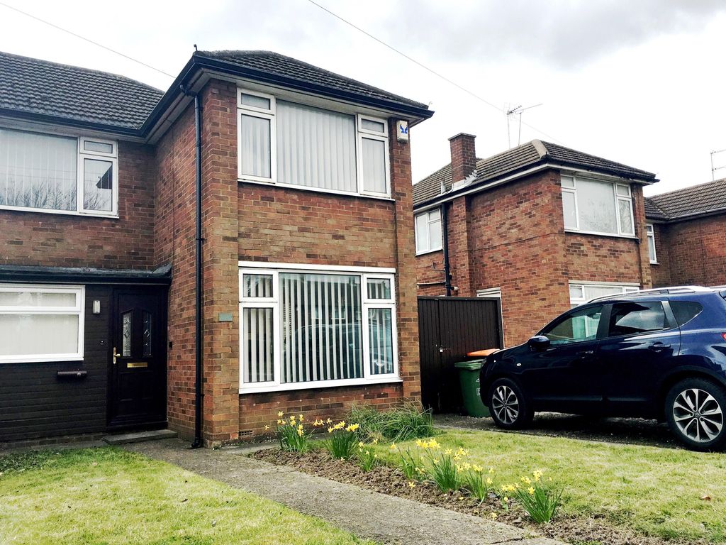3 bed semidetached house to rent in Poynters Road, Dunstable LU5, £