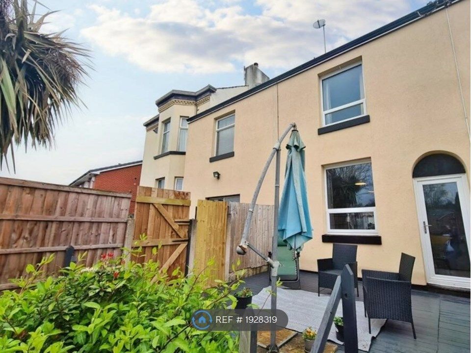 2 bed terraced house to rent in Pool Bank Street, Middleton, Manchester