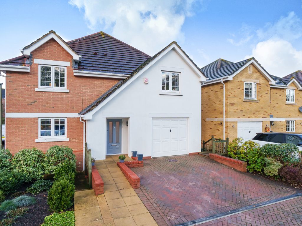 4 bed detached house for sale in Meadow View, Chertsey KT16, £795,000