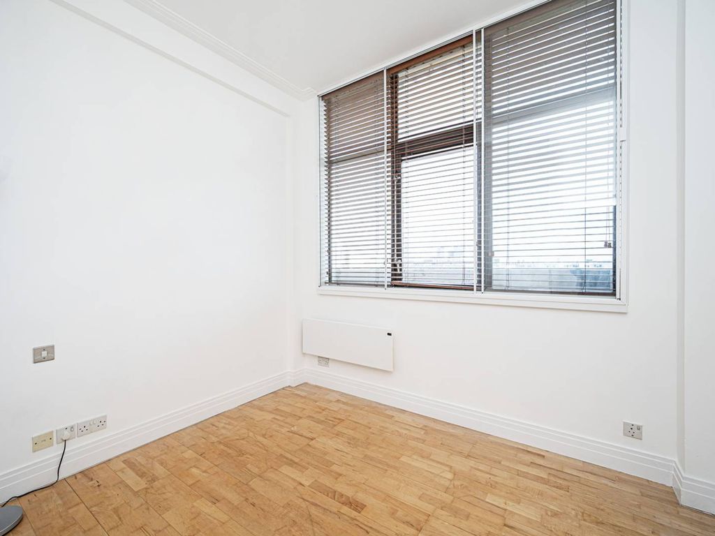 2 bed flat to rent in Prescot Street, Aldgate, London E1, £2,817 pcm