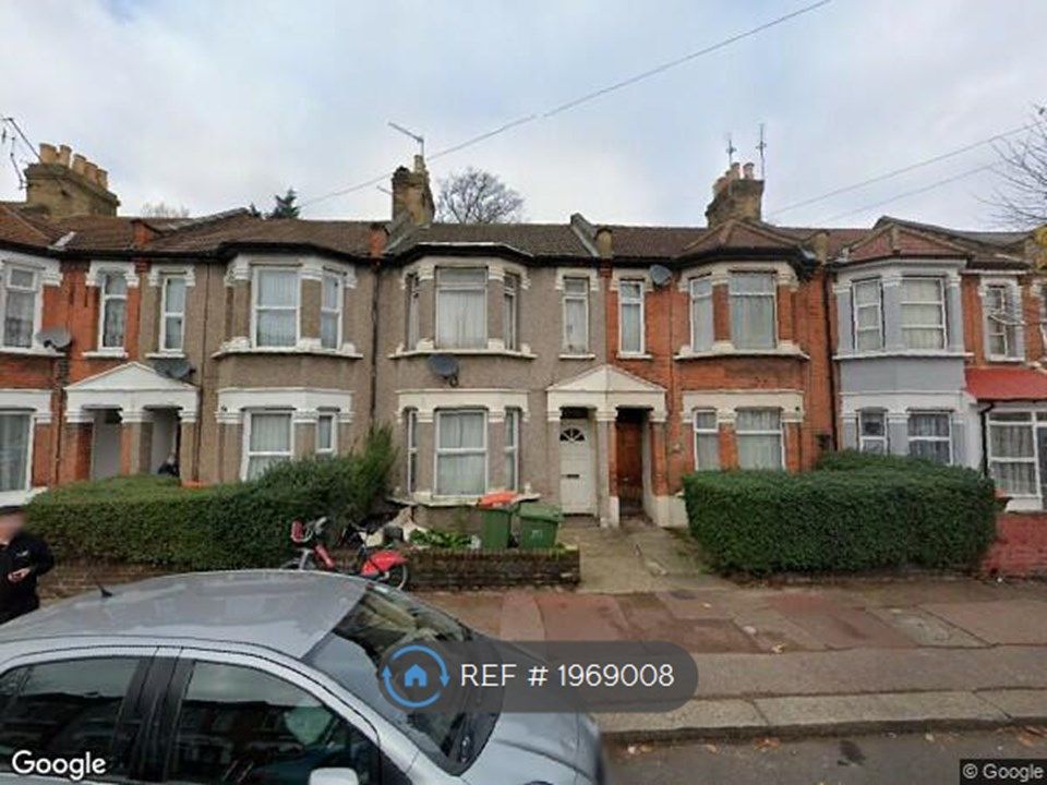 3 bed flat to rent in Manor Park, London E12, £1,700 pcm Zoopla
