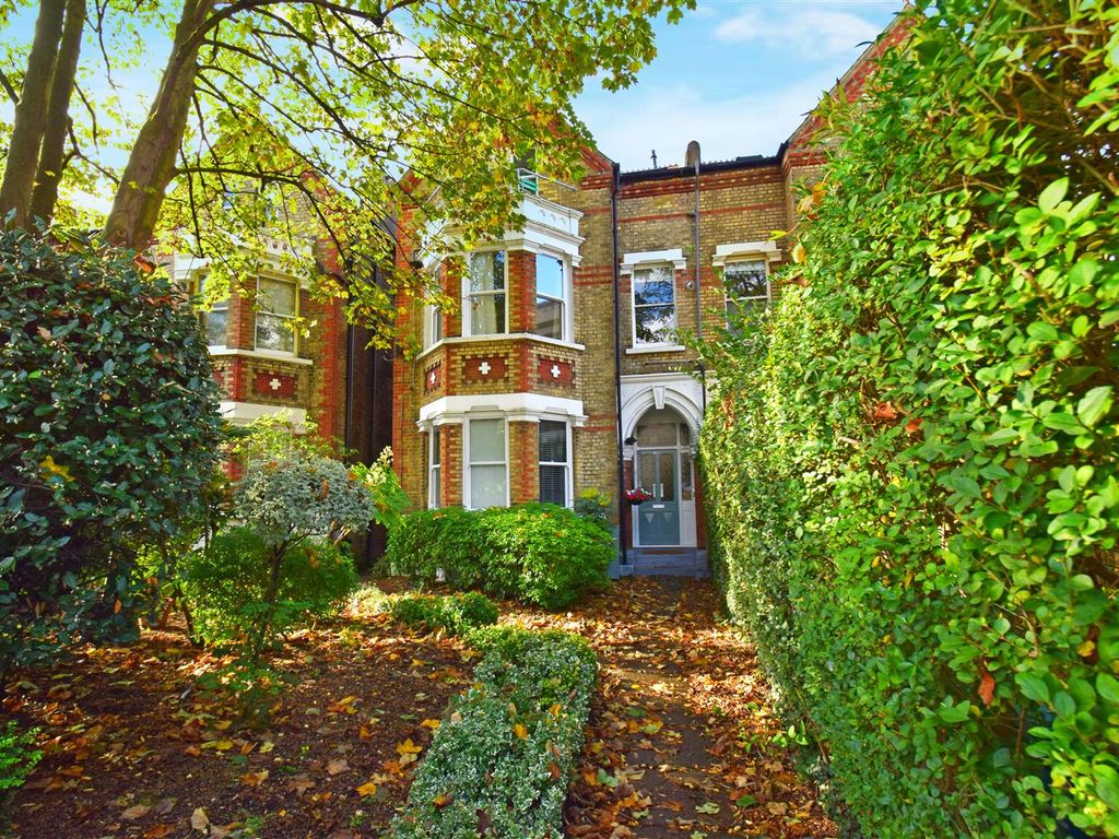 1 bed flat for sale in St. Margarets Road, St Margarets, Twickenham TW1