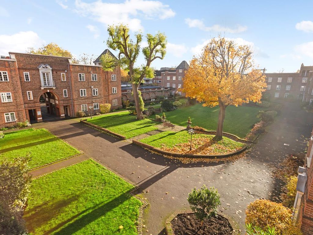 3 bed flat to rent in Surbiton Court, St Andrews Square KT6, £1,850 pcm