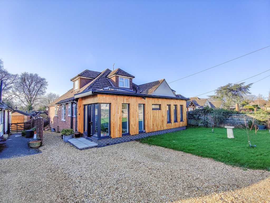 4 bed property for sale in Poplar Close, Bransgore, Christchurch BH23