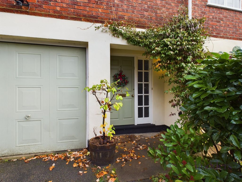 4 bed end terrace house to rent in Riversdell Close, Chertsey, Surrey